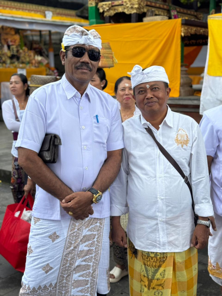 BERLANGSUNG KEGIATAN NGANYARIN KE PURA PUCAK MANGU DARI PERANGKAT BESSERTA STAF DESA MENGWITANI